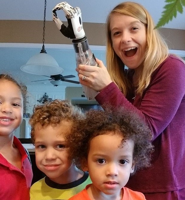 Tiffany, o novo braço e seus três filhos (Foto: Reprodução Facebook)