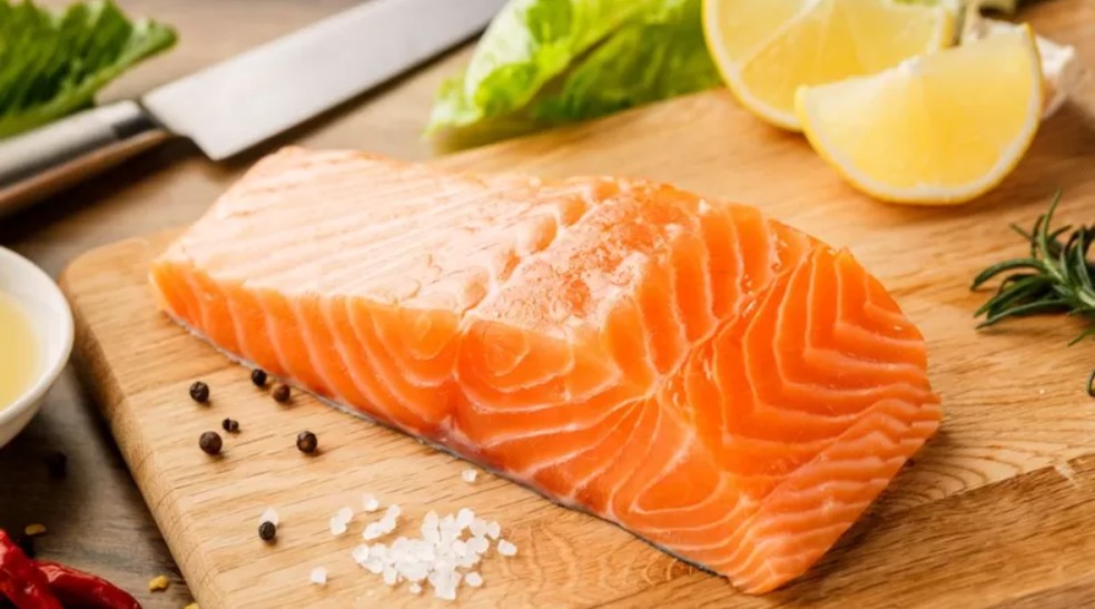 Alguns alimentos, como salmão, são fonte de vitamina D — mas é difícil obter a quantidade necessária apenas por meio da dieta — Foto: Getty Images