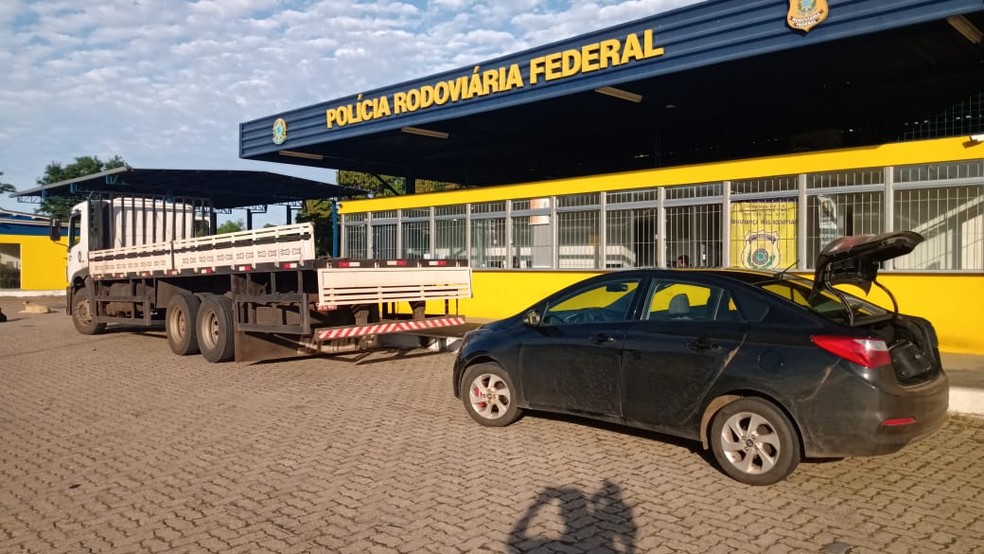 Caminhão era escoltado por um carro e os dois motoristas foram presos — Foto: Polícia Rodoviária Federal/ Divulgação