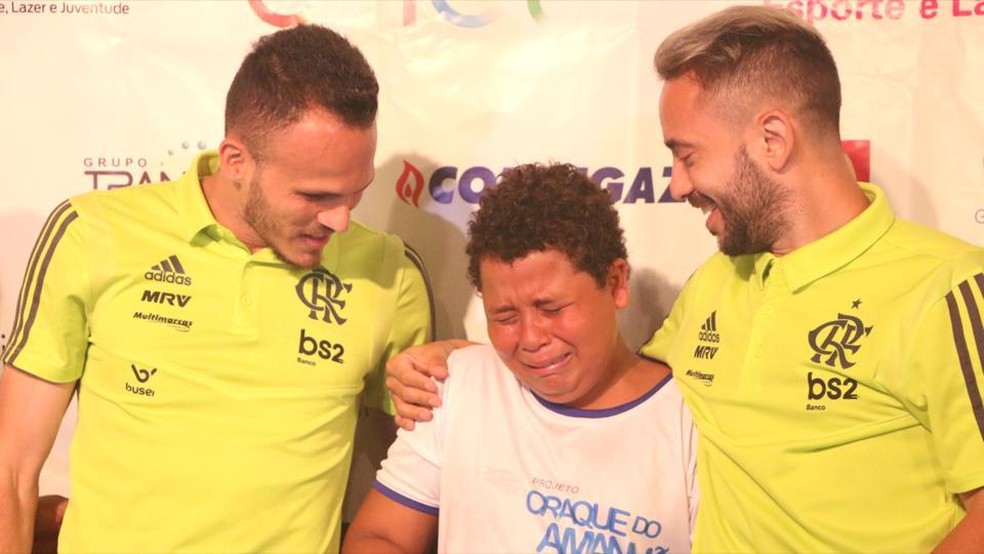 Everton Ribeiro visitou o Craque do Amanhã em São Gonçalo em 2019 após conquistar a Libertadores — Foto: Divulgação