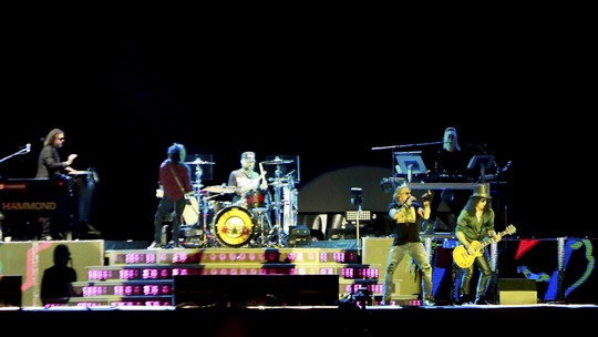 Sem pressa, Guns N' Roses mostram entrosamento em show com hits, covers e os solos que os fãs amam