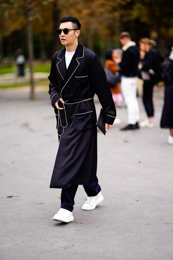 PARIS, FRANCE - OCTOBER 02:  A guest wears a black pyjama jacket, white sneakers, sunglasses, outside Chanel, during Paris Fashion Week Womenswear Spring/Summer 2019 on October 2, 2018 in Paris, France.  (Photo by Edward Berthelot/Getty Images) (Foto: Getty Images)