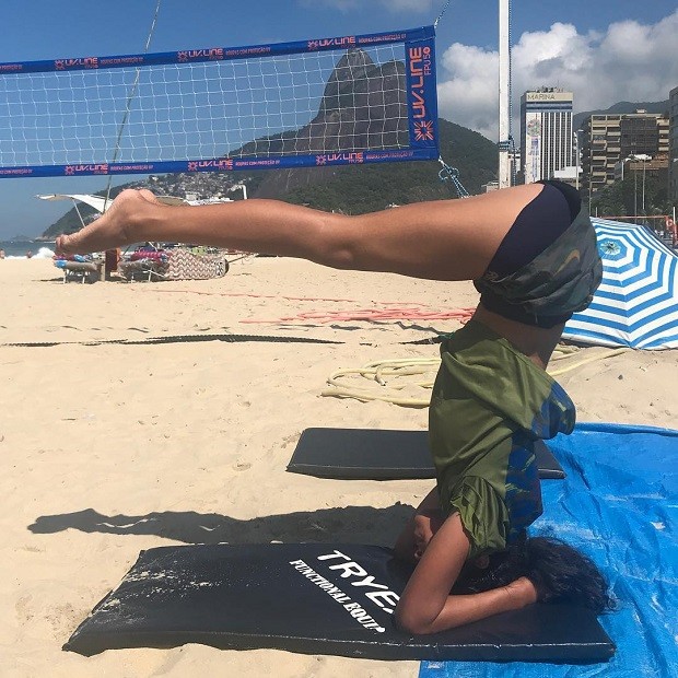 Bela Gil em posição de ioga (Foto: Reprodução/ Instagram)