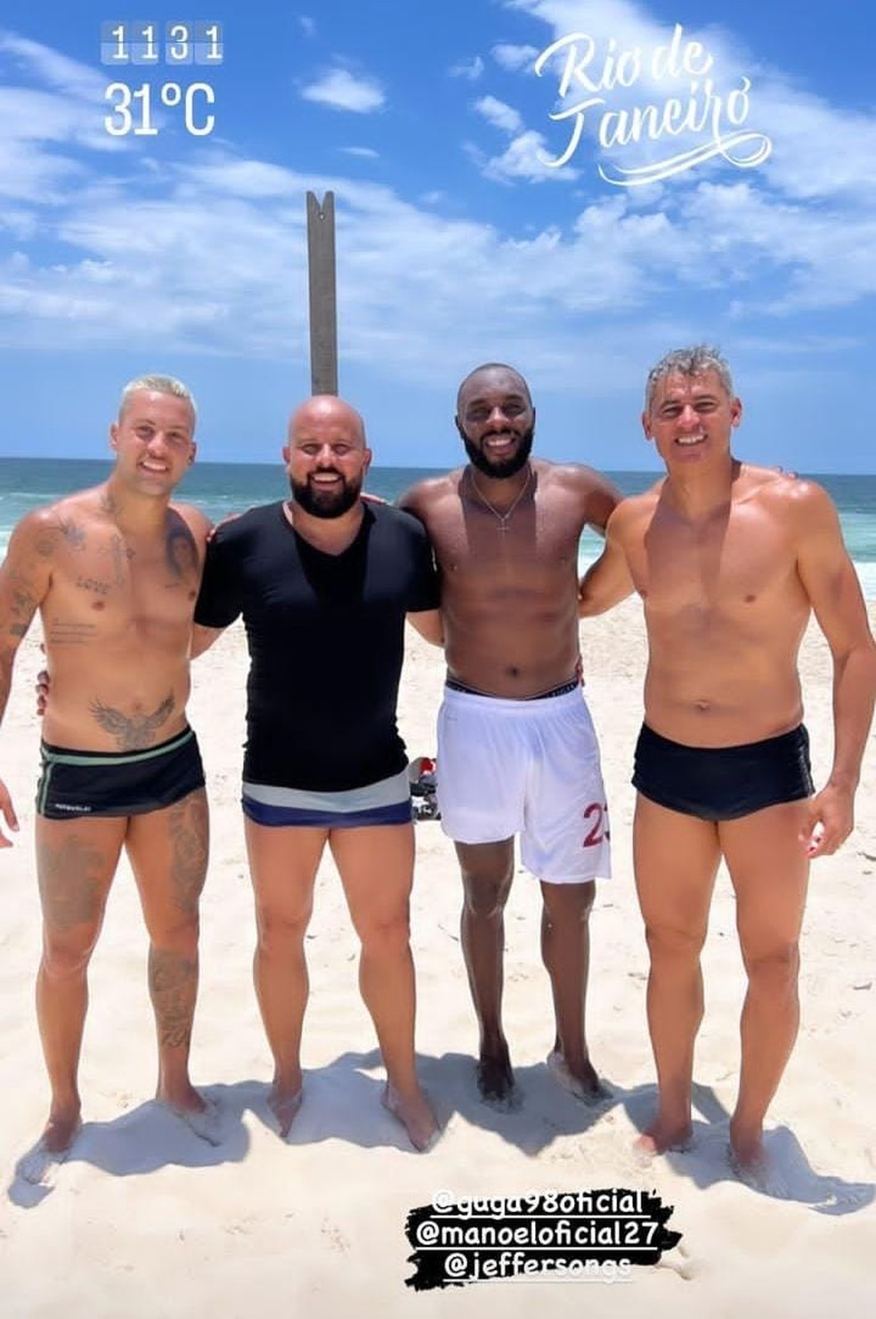 Guga e Manoel, do Fluminense, fazem imagens após treinarem na praia — Foto: Reprodução