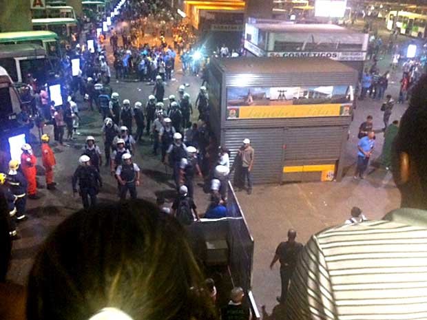 Policiais militares chegam à Rodoviária do Plano Piloto após um grupo de manifestantes atear fogo e depredar ônibus (Foto: Isabella Formiga/G1)
