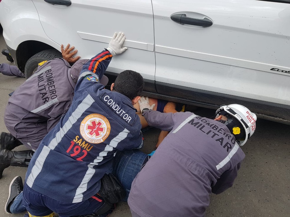 Homem foi resgatado por bombeiros  — Foto: Divulgação/Corpo de Bombeiros 