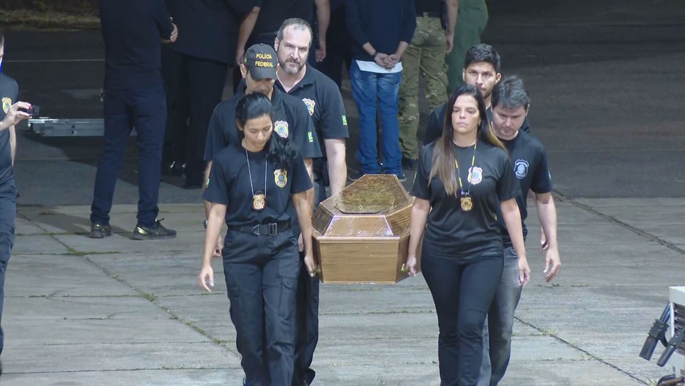 Policiais federais carregam caixão com remanescentes humanos encontrados no Amazonas chega no Aeroporto de Brasília  — Foto: TV Globo/Reprodução