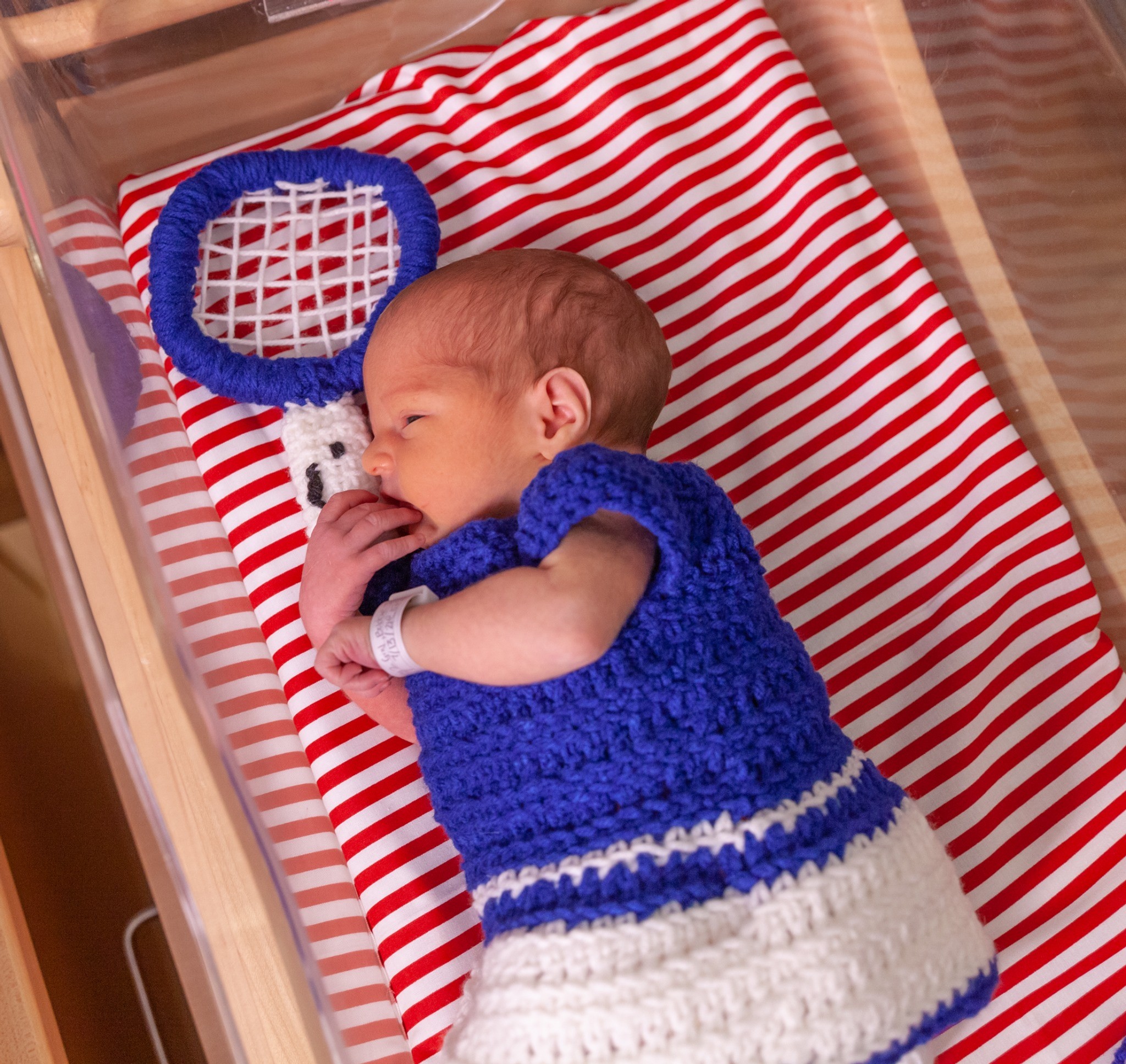 Os bebês foram vestidos com roupinha de crochê, imitando os uniformes dos atletas olímpicos (Foto: Reprodução/Facebook)