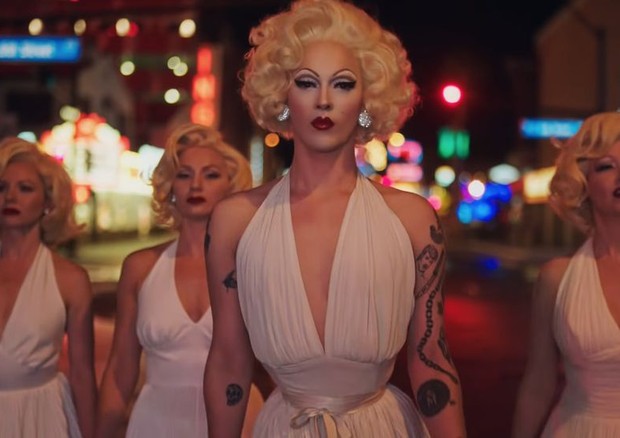 Fantasiar-se de Marilyn Monroe pode ser lugar comum, por isso a versão drag queen da Prada pode ser o refresh perfeito ao look! (Foto: Divulgação) Fantasiar-se de Marilyn Monroe pode ser lugar comum, por isso a versão drag queen da Prada pode ser o refresh perfeito ao look! (Foto: Divulgação)