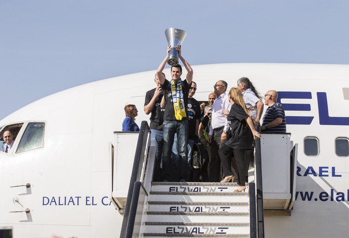 OFF- Rivais do Fla, jogadores do Maccabi são recebidos com festa em Israel