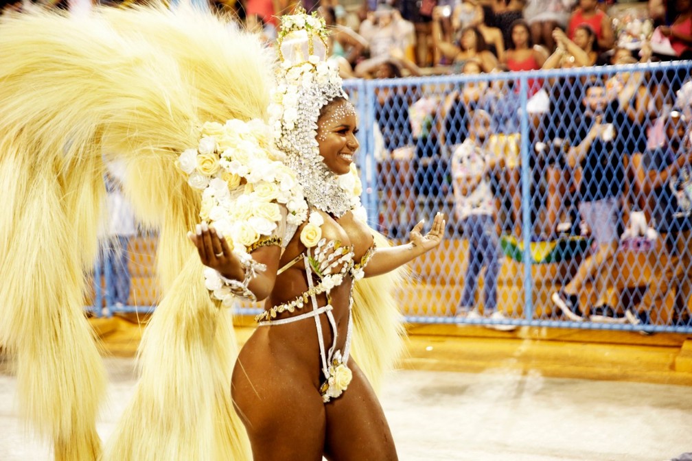 Maryanne Hipólito é a rainha de bateria da Cubango — Foto: Marcos Serra Lima/G1