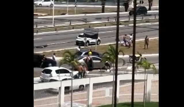 Homem é espancado em briga entre torcidas na BR-101 em Natal; VÍDEO