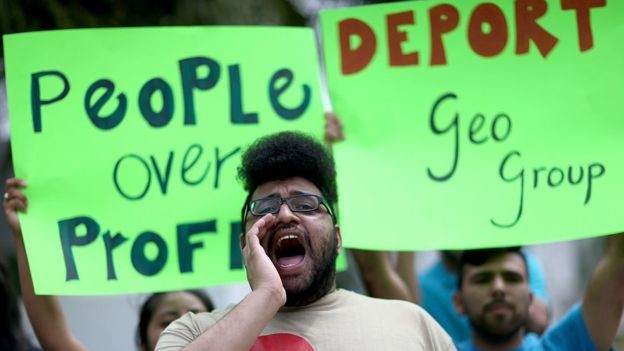 Protesto contra o Geo Group em 2015; críticos dizem que endurecimento à imigração tem ajudado o crescimento de empresas (Foto: GETTY IMAGES)