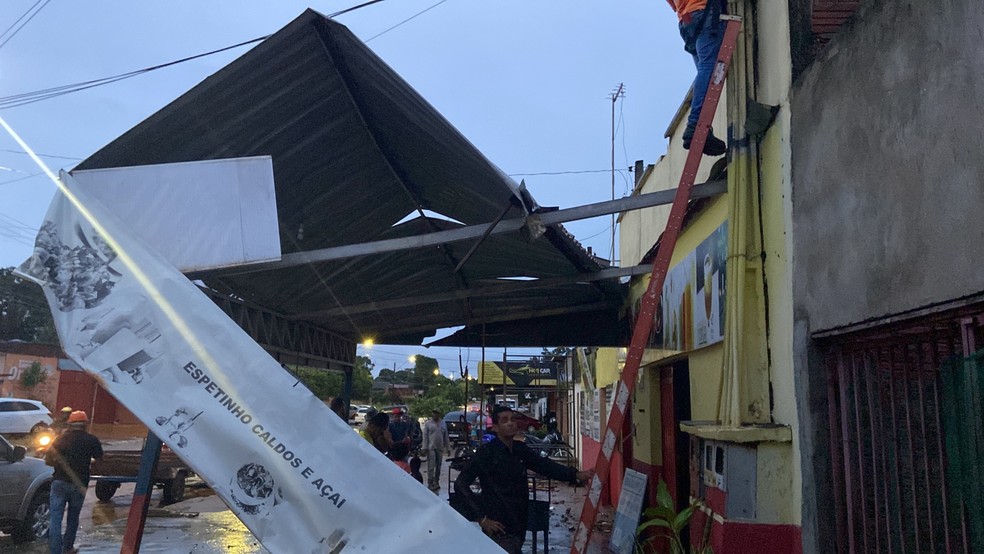 Estragos em comércio do Aureny III — Foto: Cintia Ribeiro Portilho/TV Anhanguera
