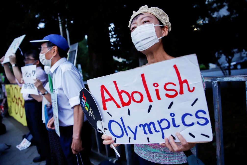 Manifestantes se reúnem em frente ao gabinete do primeiro-ministro japonês, Yoshihide Suga, para pedir o cancelamento dos Jogos Olímpicos de Tóquio, em meio ao recorde de casos de Covid-19 tanto na capital quanto no Japão inteiro em 29 de julho de 2021 — Foto: Androniki Christodoulou/Reuters