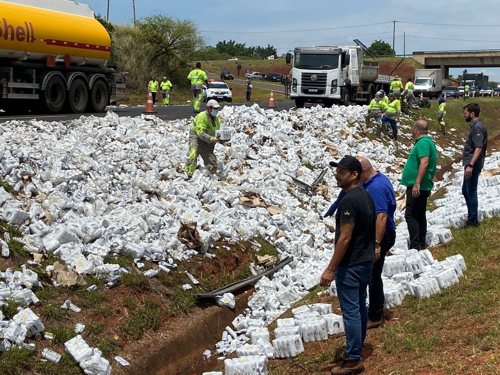 Carga de cervejas cai de caminhão em rodovia de Piracicaba — Foto: Edijan Del Santo/EPTV
