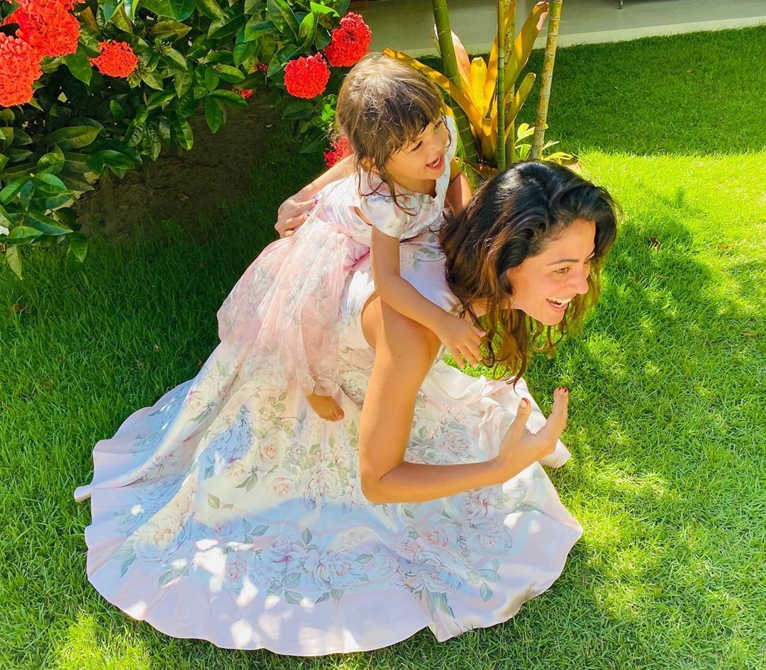 Carol Castro e a filha, Nina (Foto: Reprodução/Instagram)