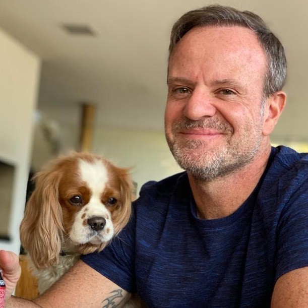 Rubens Barrichello posa com cachorro (Foto: Reprodução/Instagram)