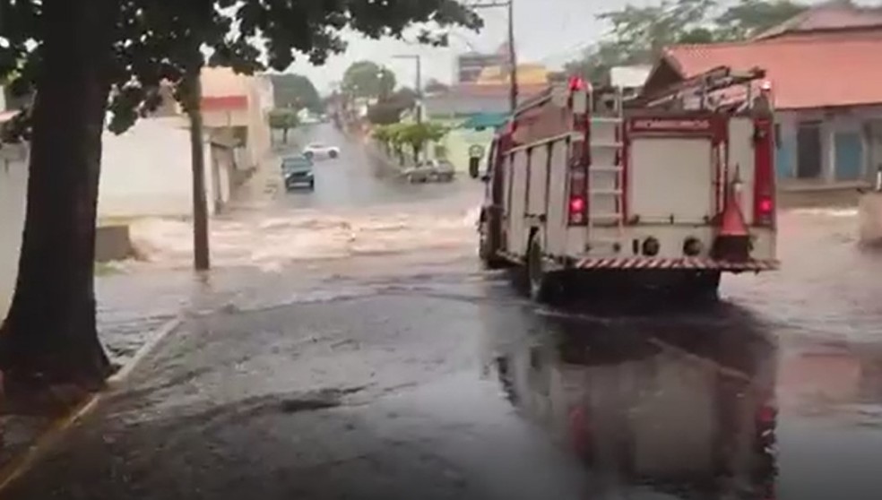 Em Tupã, bombeiros precisaram interditar a Rua Caingangs, que se transformou em um rio — Foto: Diego Pereira/Portal Mais Tupã/Divulgação