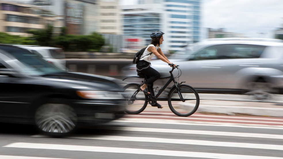 Ciclista na Avenida Paulista, em São Paulo — Foto: Marcelo Brandt/G1