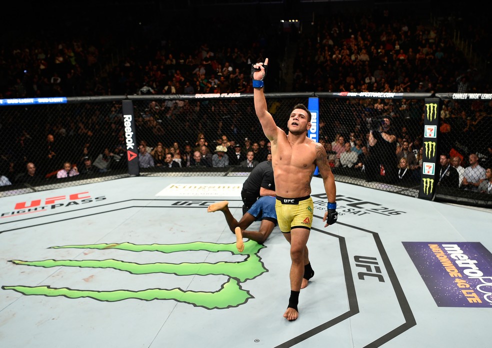 Rafael dos Anjos finalizou sexto colocado do ranking dos meio-médios no primeiro round da co-luta principal do UFC 215 (Foto: Getty Images)