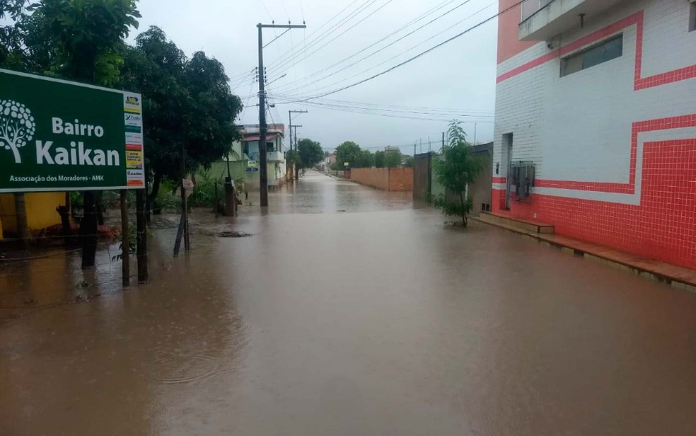 Rua do bairro Kaikan, em Teixeira de Freitas, tomada pela água após chuva forte na região — Foto: Divulgação/Defesa Civil
