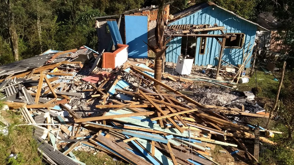 Casa em Almirante Tamandaré foi destruída (Foto: Augusto Klein/RPC)