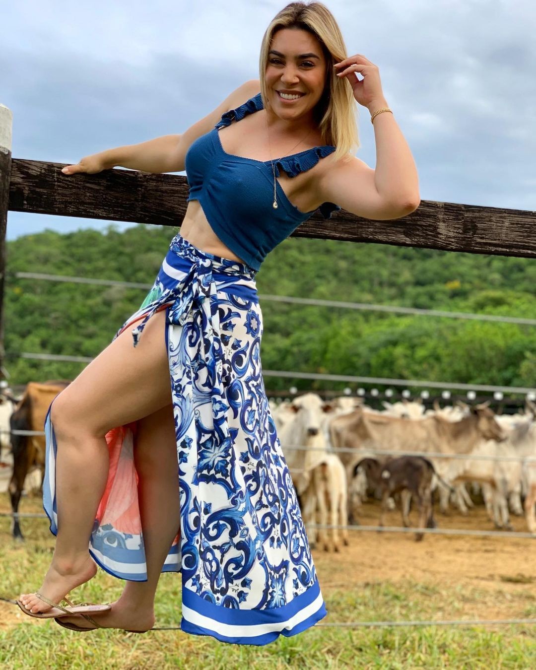 Naiara Azevedo exibe abdome definido em clique na fazenda - Vogue
