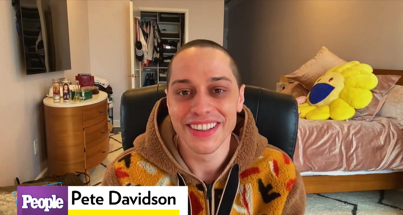 Em entrevista para a People, Pete Davidson mostrou seu quarto (Foto: Reprodução/ Instagram)