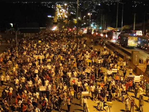 Protesto segue a Avenida Antônio em direção ao centro de Belo Horizonte  (Foto: Pedro Triginelli/G1)