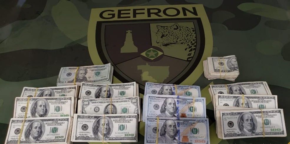 Dinheiro estava dentro de mochila encontrada em mata â Foto: Gefron/DivulgaÃ§Ã£o