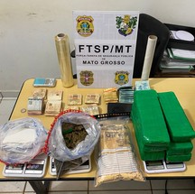 Drogas e maços de dinheiro estão entre bens apreendidos durante a operação — Foto: Reprodução