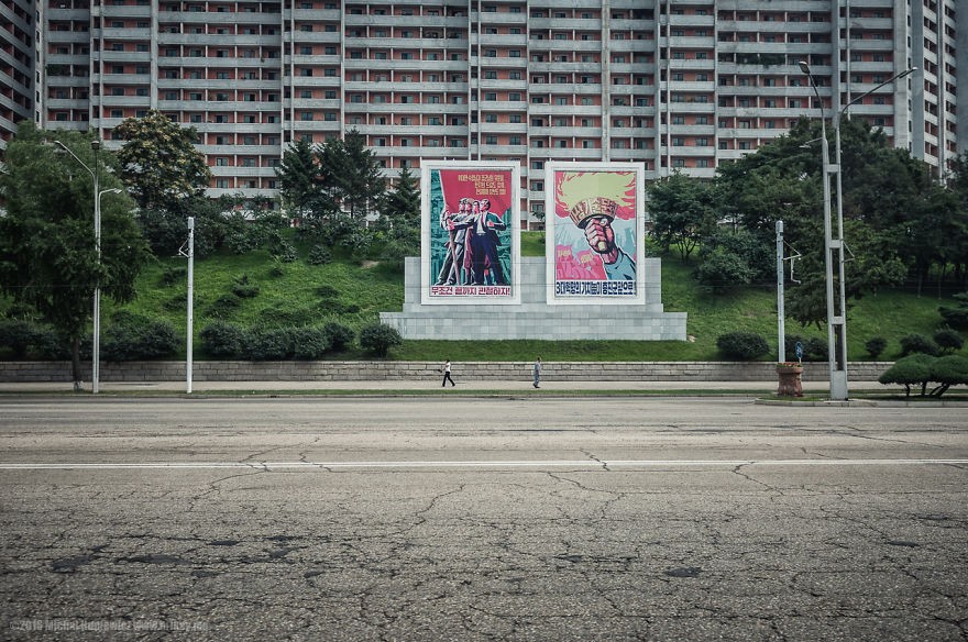 Cartazes da ideologia comunista estão espalhados por todos os lugares (Foto: Michal Huniewicz)