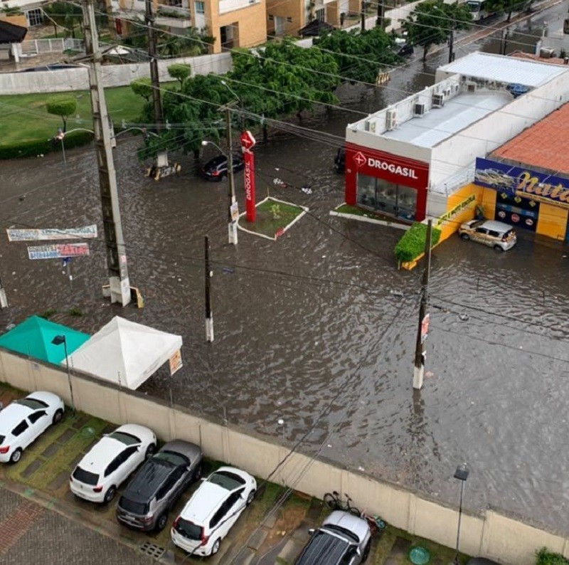 Chuva alaga ruas da Grande Natal no início da manhã de sábado (12)