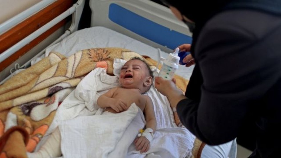 Omar Al-Hadidi, de apenas cinco meses, perdeu a mãe, quatro irmãos, uma tia e quatro primos. — Foto: REUTERS/Mohammed Salem