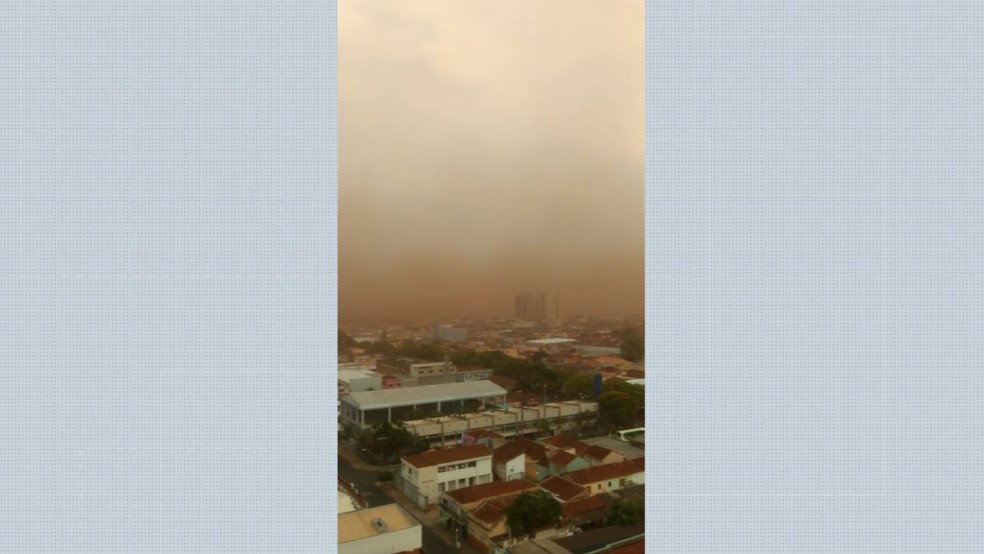 Cortina de poeira no céu de Ribeirão Preto, SP, nesta quinta-feira (8) — Foto: Reprodução/EPTV