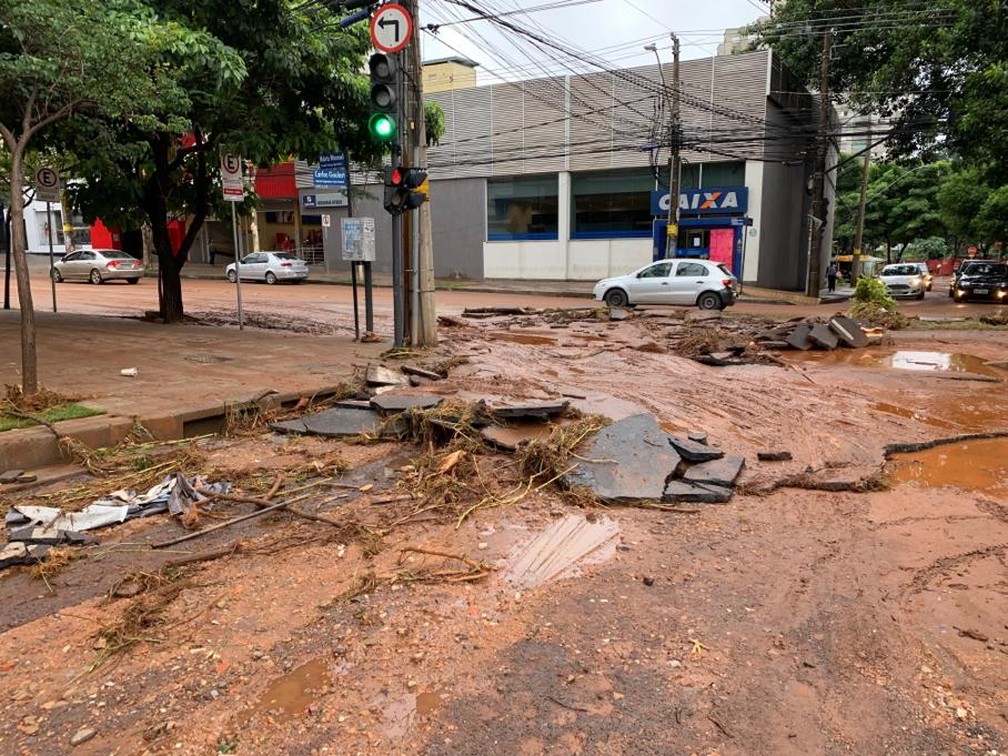 Av. Engenheiro Carlos Goulart, esquina com Avenida Mário Werneck, no Buritis, Região Oeste de BH, nesta quarta-feira (29) — Foto: Raquel Freitas/G1 