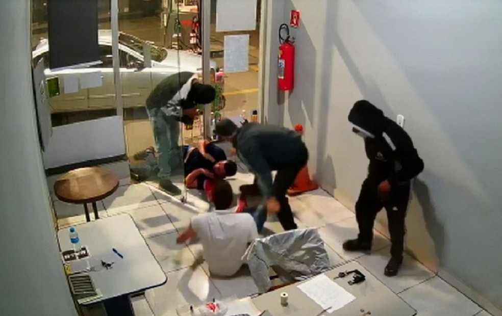 Câmera de segurança filmou roubo a posto de combustíveis em Cafelândia (SP) — Foto: Sistema de segurança/Reprodução