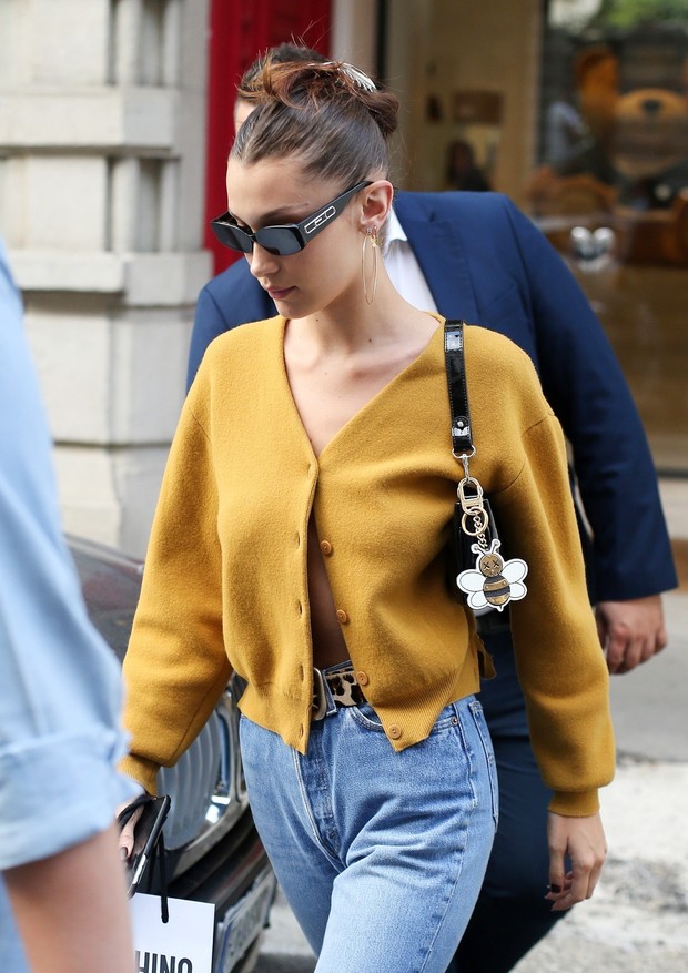 ** RIGHTS: ONLY UNITED STATES, BRAZIL, CANADA ** Milan, ITALY  - Fashion model Bella Hadid leaves a Moschino fitting in Milan ahead of Milan Fashion Week, which runs from September 19th - 25th. Bella looked stylish and daring, wearing a yellow cardigan wi (Foto: @LucaSgro / BACKGRID)