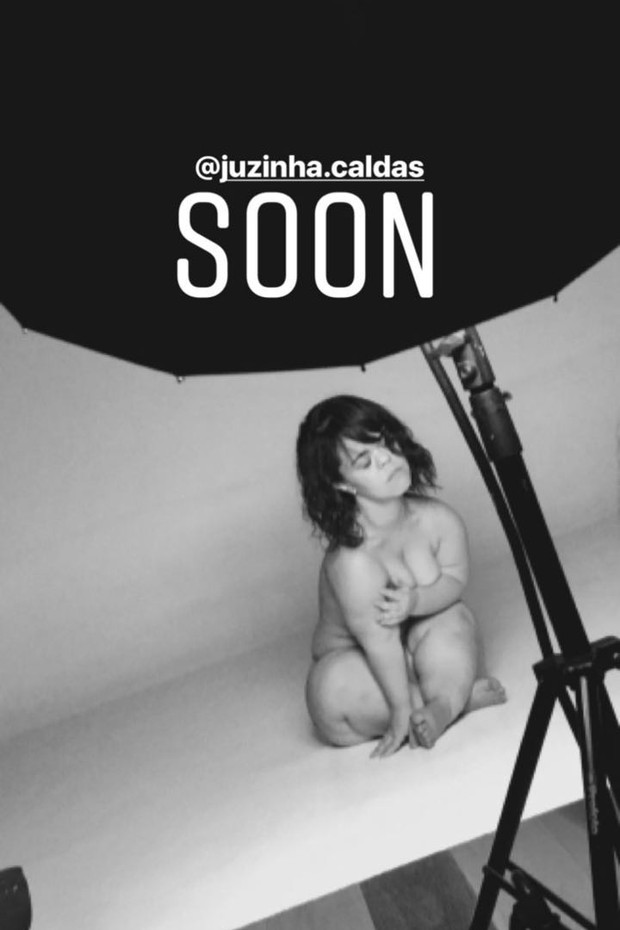 Juliana Caldas toma vinho para "acabar com a timidez" antes de shooting nu (Foto: Reprodução/Instagram)