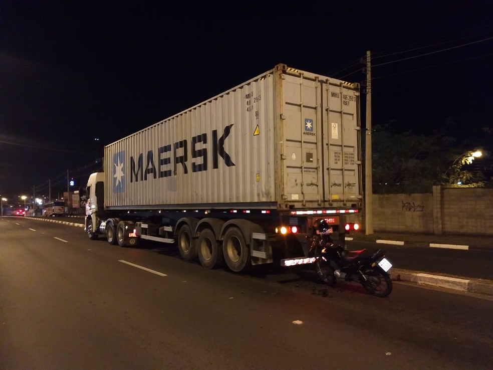Motociclista bateu na traseira de carreta que estava parada em avenida de Jaguariúna — Foto: Roberto Torrecilhas/JDB