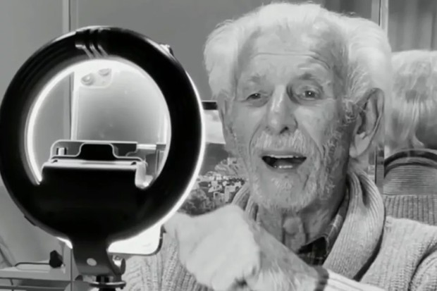 Vô Nelson, do perfil Vovôs TikTokers, morreu aos 90 anos após desenvolver complicações nos rins e redução dos batimentos cardíacos (Foto: Reprodução)