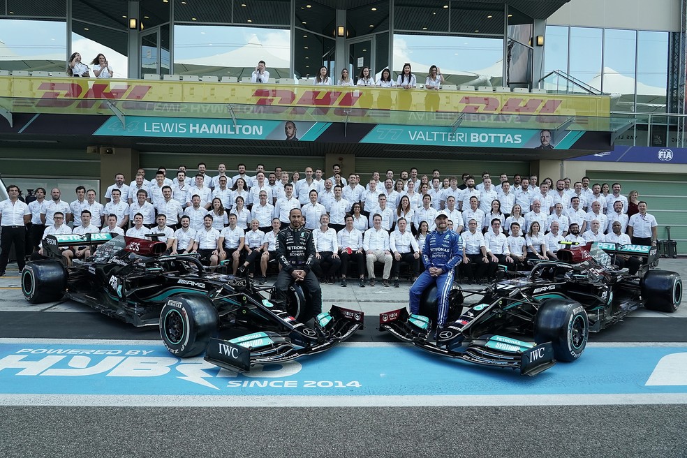 A foto oficial da Mercedes, octacampeã do Mundial de Construtores na Fórmula 1 em 2021 — Foto: Hasan Bratic/DeFodi Images via Getty Images