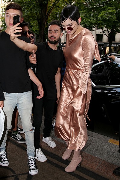 Kendall Jenner mostra como usar um look noturno clássico durante o dia (Foto: Getty Images)