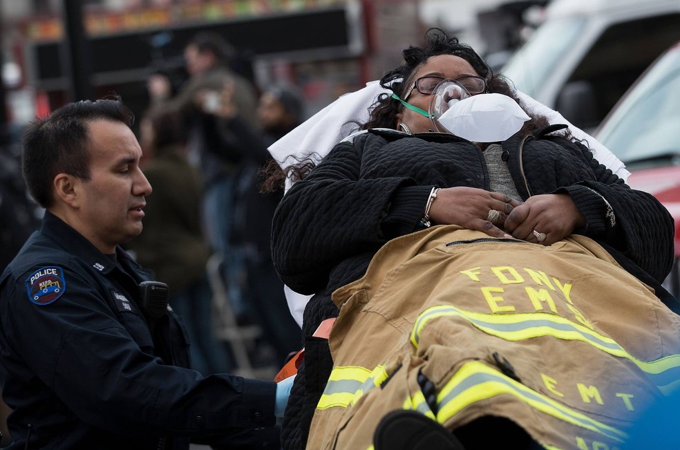 Segundo Departamento de Bombeiros da cidade de Nova York, nenhum dos feridos corre risco de morte (Foto: Drew Angerer/GETTY IMAGES NORTH AMERICA/AFP)
