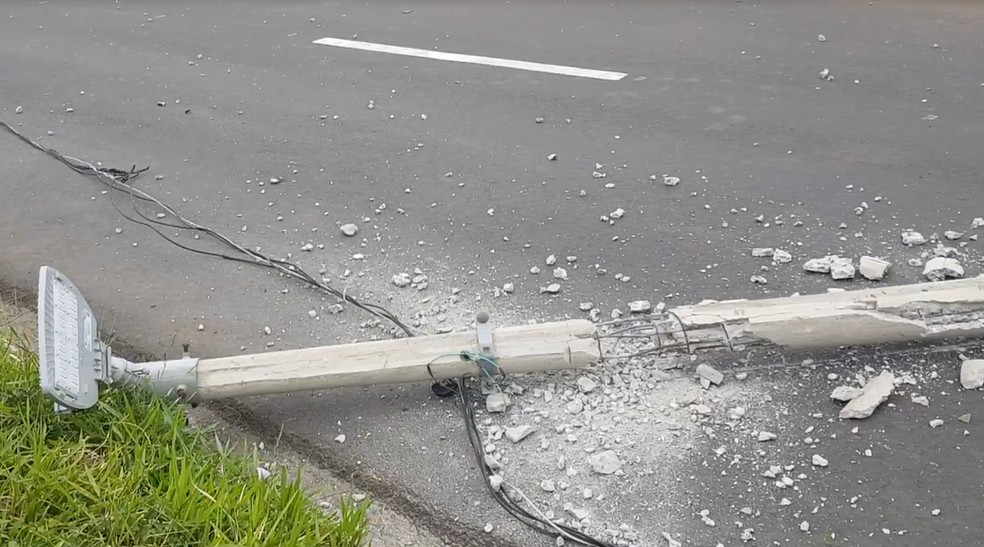Poste foi derrubado com o impacto da batida em Marília — Foto: Alcyr Netto/Divulgação