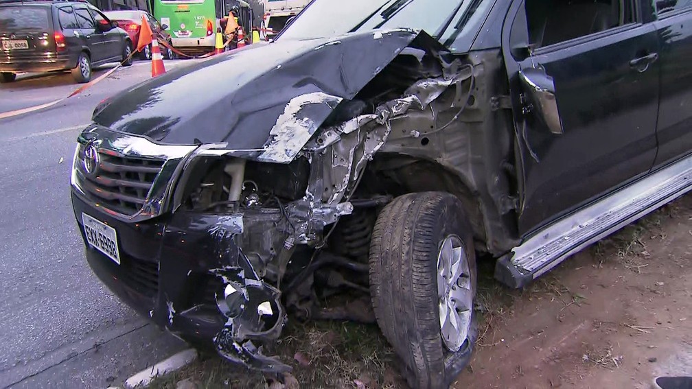 VeÃ­culo acertou um poste na Zona Norte de SP â Foto: ReproduÃ§Ã£o/TV Globo