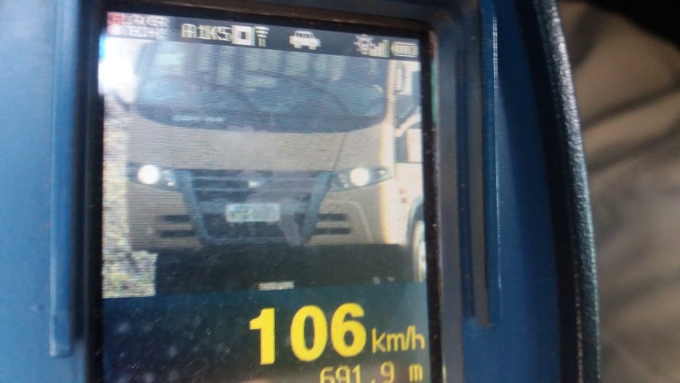 Ã?nibus escolar foi flagrado a 106km/h em rodovia federal de MS. (Foto: PRF/DivulgaÃ§Ã£o )