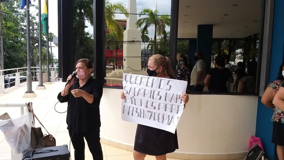 Grupo se reúne nesta terça-feira (15) em frente à Aleac  — Foto: Eldérico Silva/Rede Amazônica 