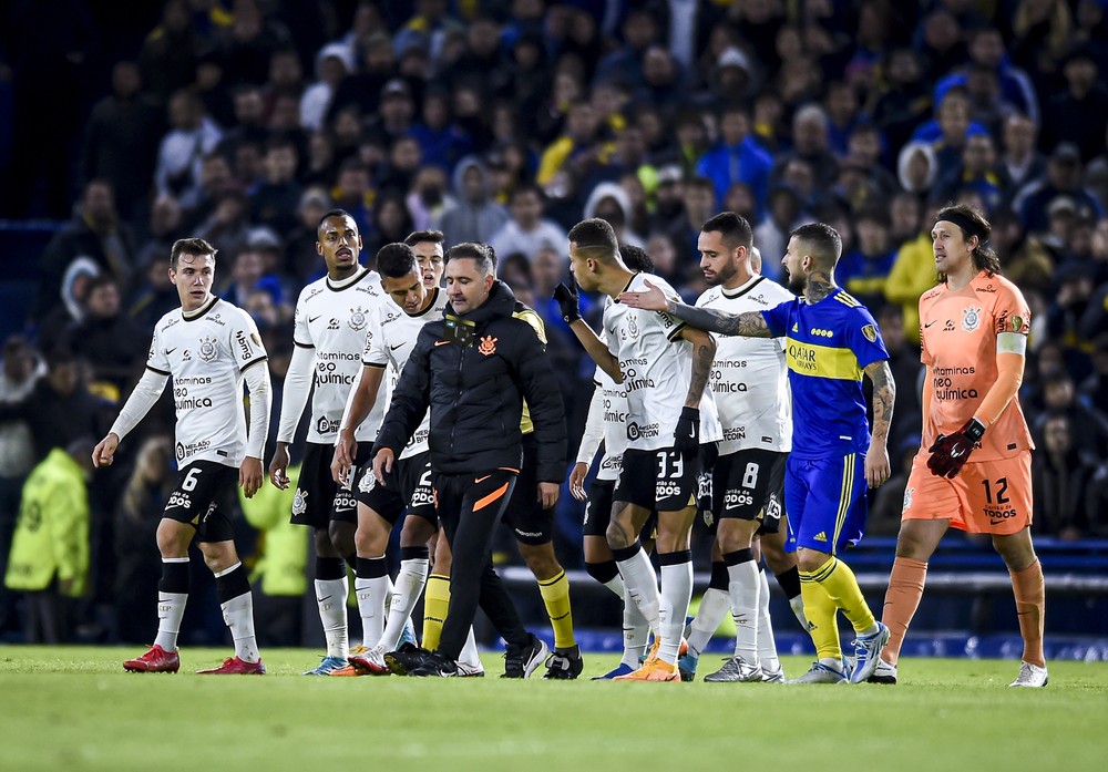 Bahia goleia o Corinthians, deixa o Z-4 e pressiona o alvinegro